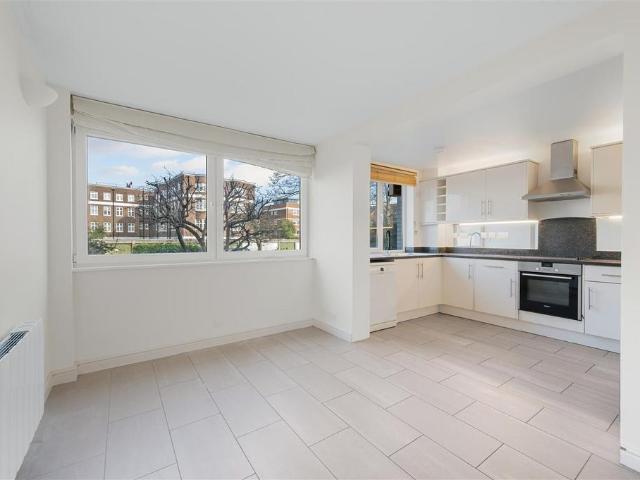 Flat for rent in London Borough of Merton, Raynes Park