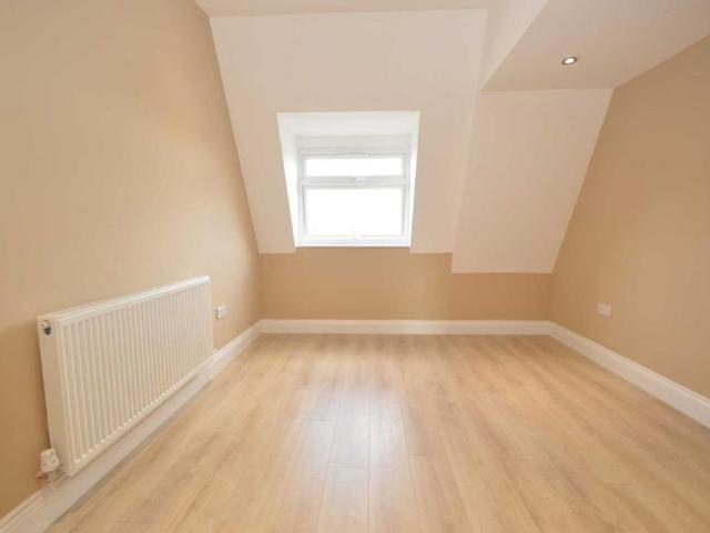 Apartment for rent in Row Town, Surrey
