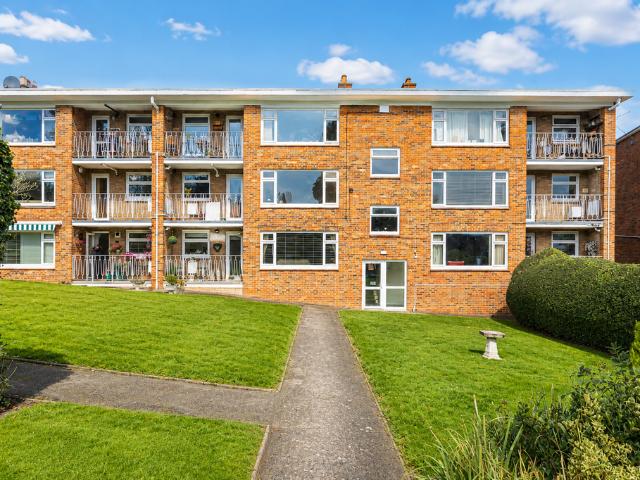 Flat for rent in Hatching Green, Five Acres