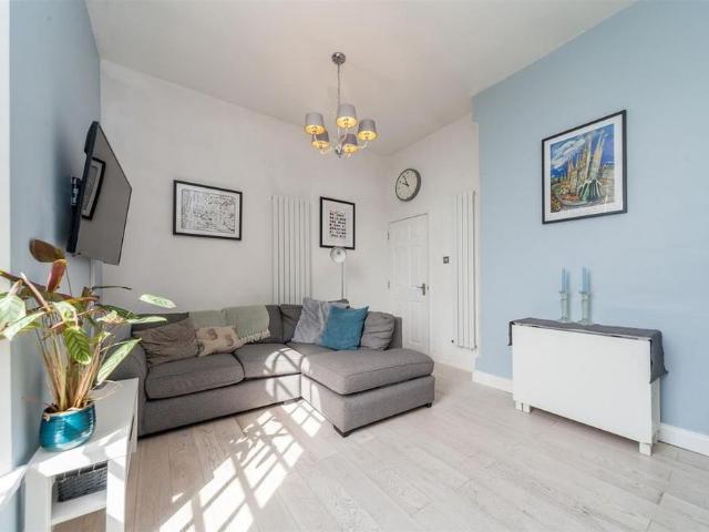 Apartment for rent in Perryfields, West Sussex