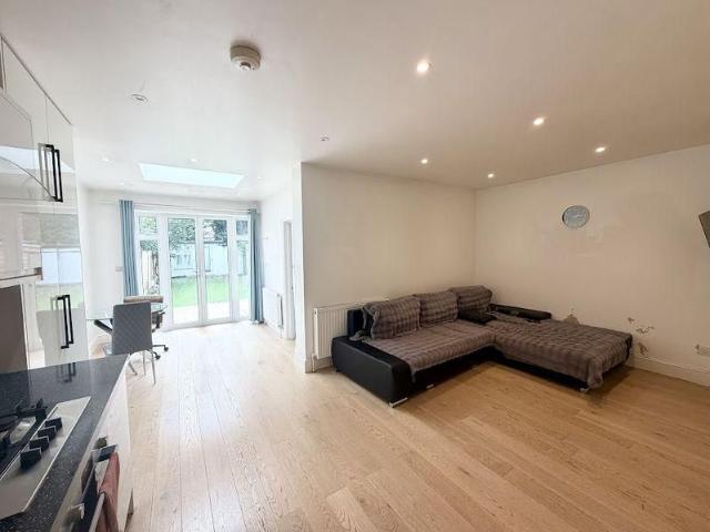 Apartment for rent in Lane, Greater London