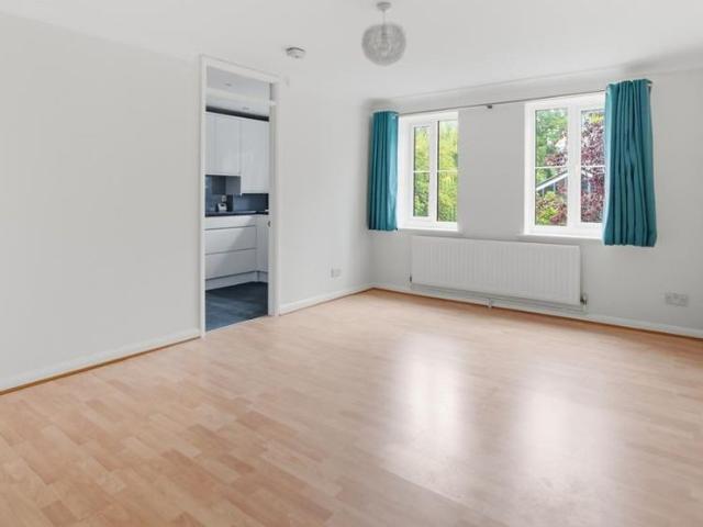 Apartment for rent in Hatching Green, Five Acres