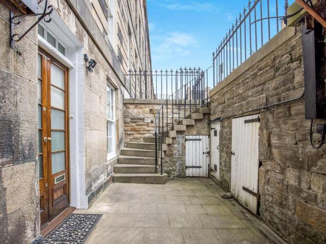 Flat for rent in Silvermills, New Town