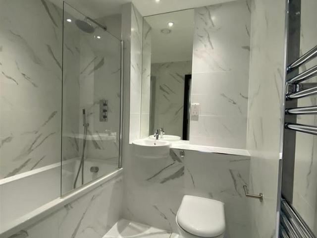 Flat for rent in Calderstones