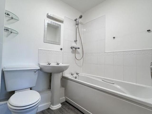 Apartment for rent in Ringley, Lee Bank