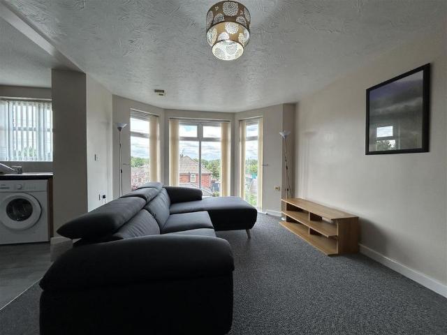 Apartment for rent in Roe Green, Salford