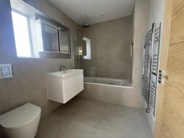 Flat for rent in London Borough of Ealing, Greater London