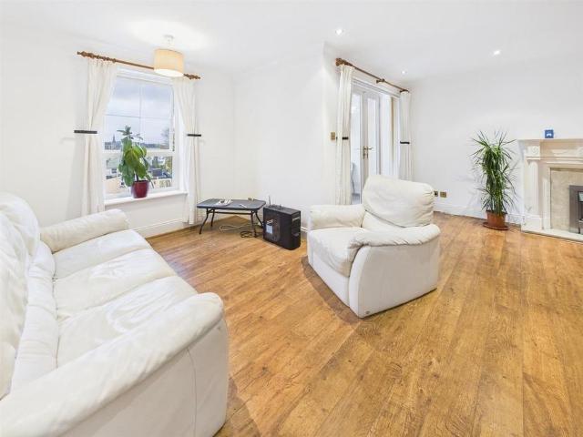 Apartment for rent in Rosehill, Greater London