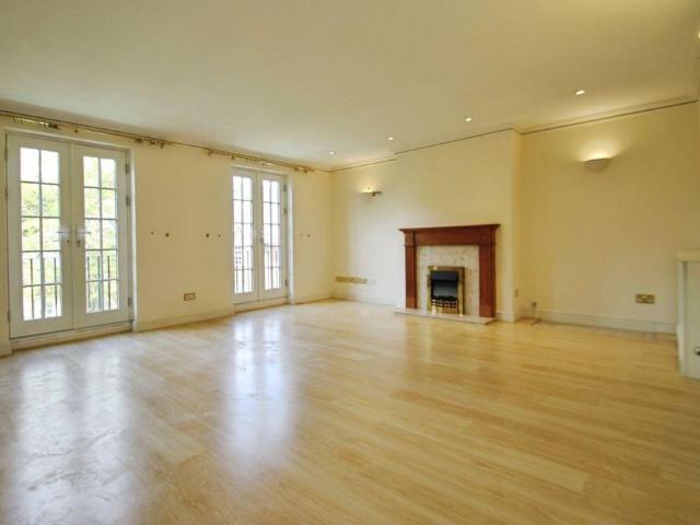 Apartment for rent in Little Stanmore, Greater London
