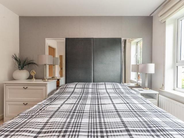 Apartment for rent in Row Town, Surrey