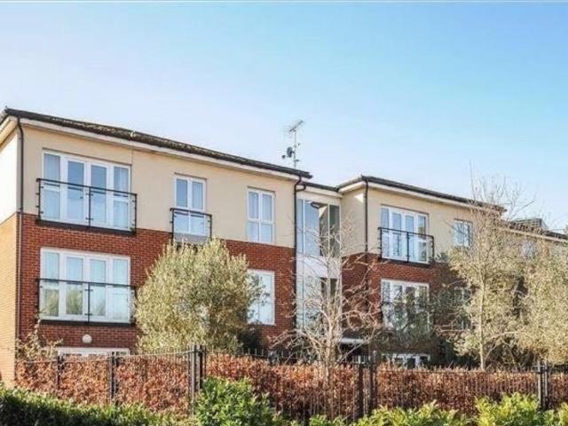 Flat for rent in South Croydon, Waddon