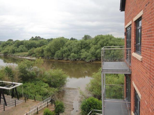 Flat for rent in Hough Green, Two Mills