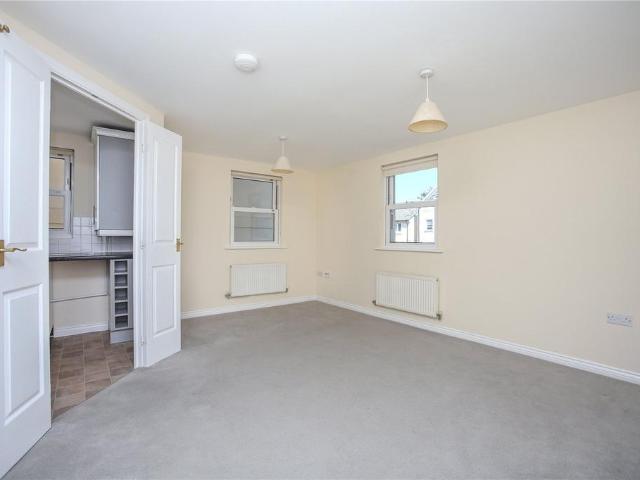 Flat for rent in Oakley, Golden Valley