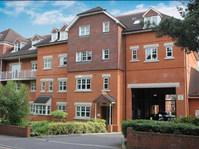 Flat for rent in Horsell, Woking