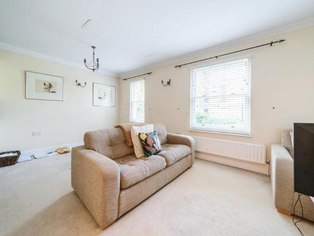 Apartment for rent in Perryfields, West Sussex