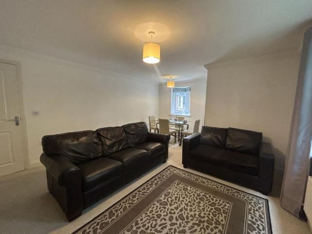 Apartment for rent in Row Town, Surrey