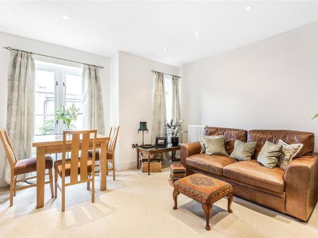 Apartment for rent in Sleepers' Hill, Hampshire