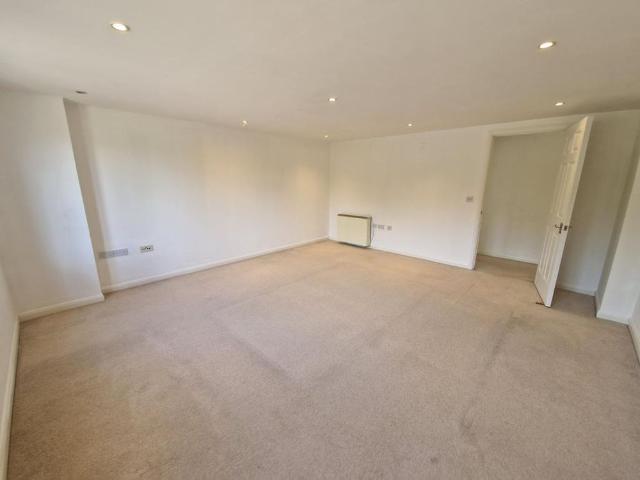 Apartment for rent in Five Acres, Hertfordshire