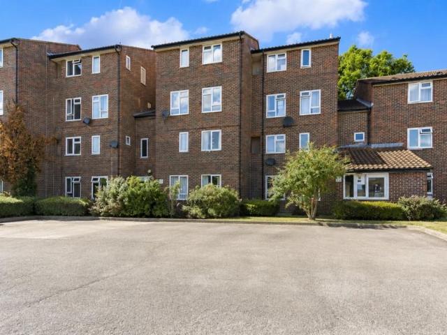 Flat for rent in Blackhills, Surrey