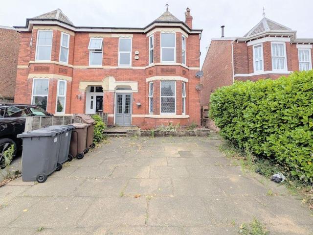 Flat for rent in Southport, Sefton