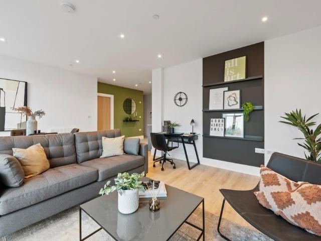 Apartment for rent in Row Town, Surrey