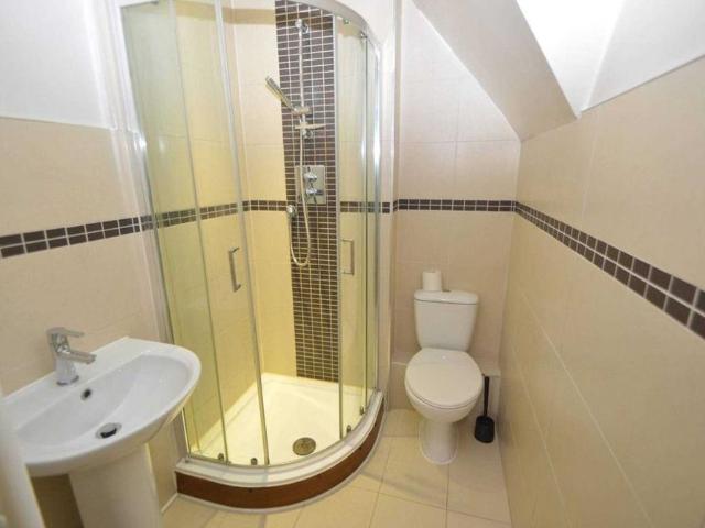 Apartment for rent in Row Town, Surrey