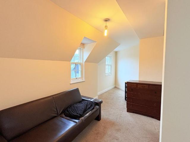 Apartment for rent in Mile End, Fordham Heath