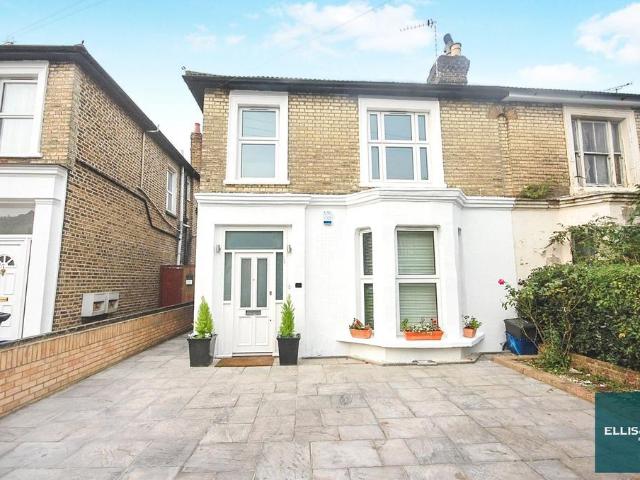 Flat for rent in Church End, Greater London