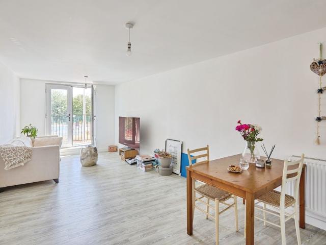 Apartment for rent in Holyport, Bray