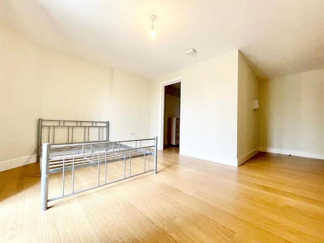 Apartment for rent in Seven Kings, Greater London