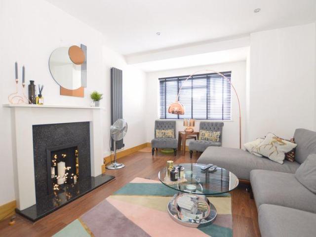 Flat for rent in Hatch End, Greater London