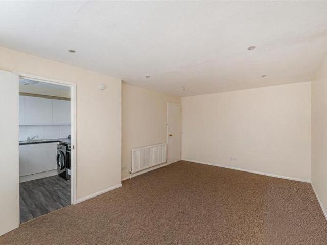 Apartment for rent in Freezywater, Greater London