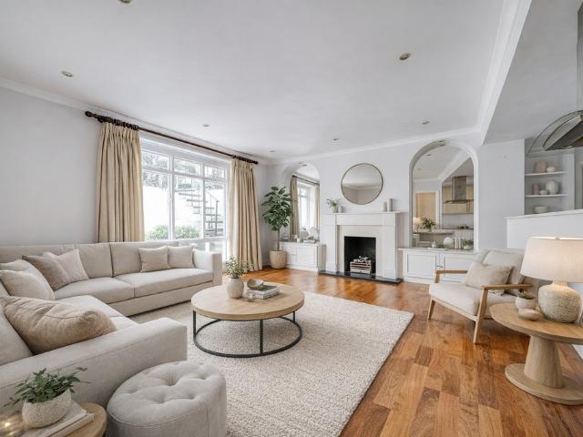 Apartment for rent in West Kensington, Greater London