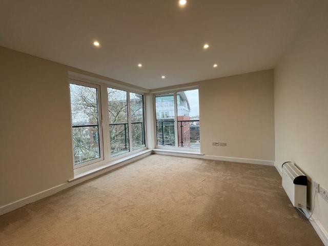 Flat for rent in Horsell, Woking