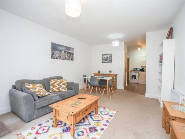Flat for rent in Ewens Farm, Golden Valley