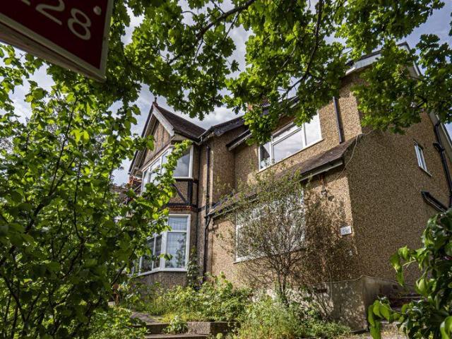 Flat for rent in London Borough of Croydon, Purley