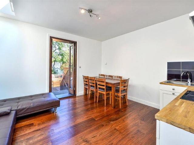 Apartment for rent in Chelsea, Cat Hill