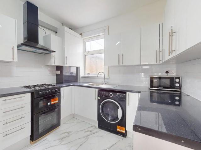 Flat for rent in Furzedown, Greater London