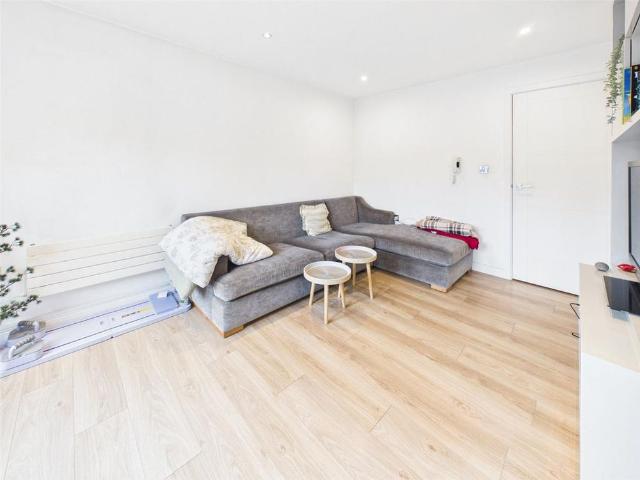 Apartment for rent in St Margarets, Greater London