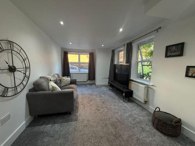 Apartment for rent in Redhill, Reigate and Banstead