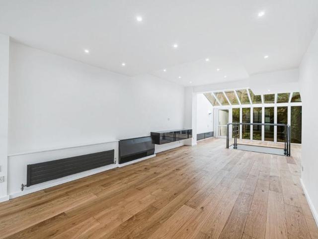 Apartment for rent in London Borough of Ealing, Greater London