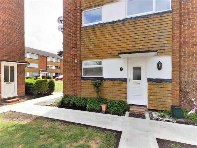 Flat for rent in Row Town, Surrey
