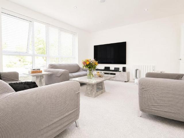 Apartment for rent in Woodhall Farm, Pouchen End