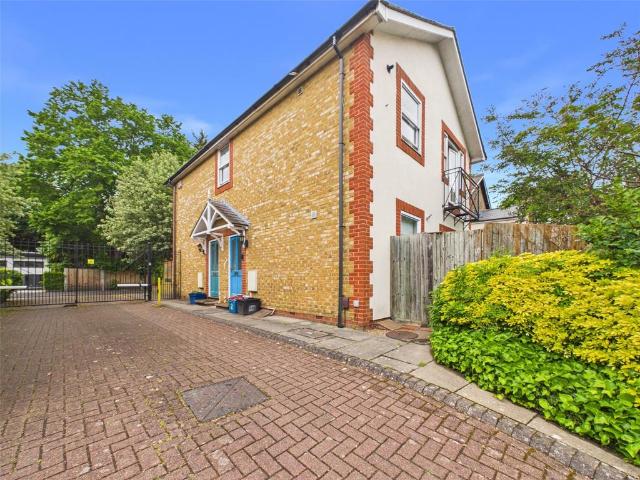 Flat for rent in Strawberry Hill, Greater London