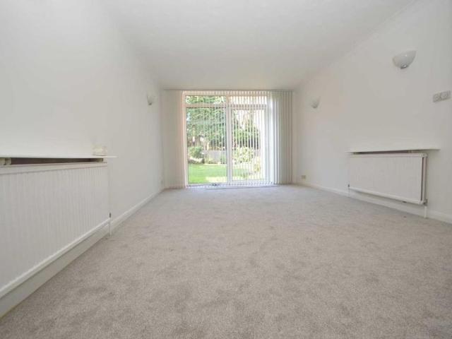 Apartment for rent in Blackhills, Surrey
