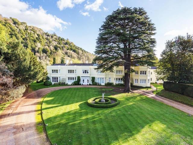 Flat for rent in Pachesham Park, Surrey