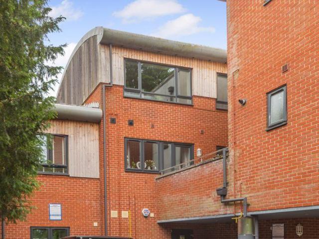 Flat for rent in Merrow, Guildford