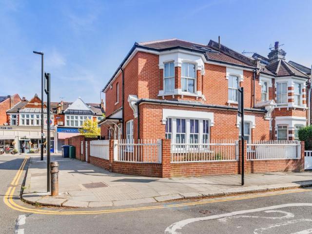Flat for rent in London Borough of Ealing, Isle Of Man