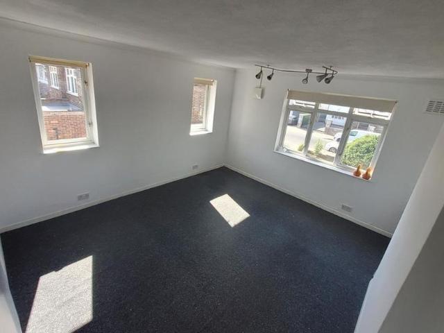 Apartment for rent in Little Stanmore, Greater London