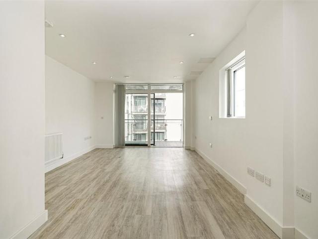 Flat for rent in London Borough of Hounslow, Greater London